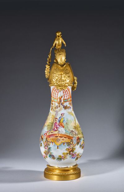 Grande aiguière de forme balustre en porcelaine...