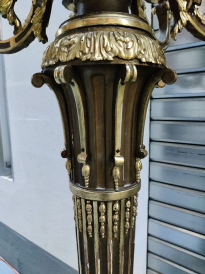 Grande torchère en bois doré, à huit bras...