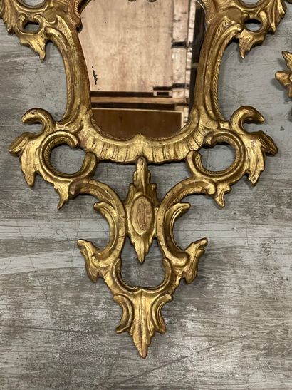 Paire de miroirs en bois doré à décor ajouré...