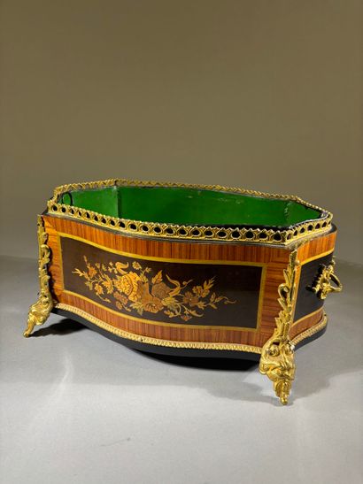 Jardinière en marqueterie de fleurs et bronze...