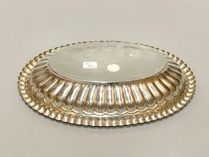 Plat creux de forme ovale en argent (915/1000),...