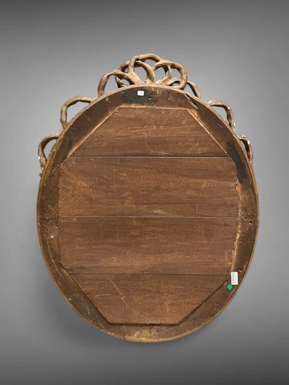 Miroir en bois sculpté, gravé et doré de...