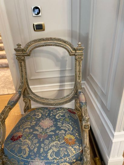 Suite de trois fauteuils à châssis en bois...