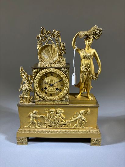 Pendule en bronze doré à décor de putti,...