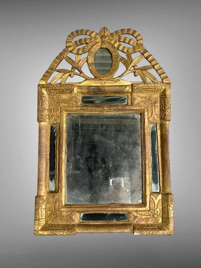 Petit miroir à parecloses à cadre en bois...