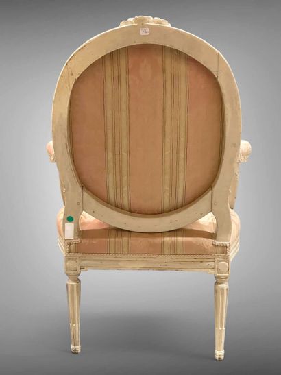 Fauteuil à dossier plat en médaillon, en...