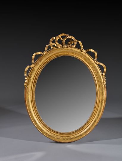 Miroir en bois sculpté, gravé et doré de...