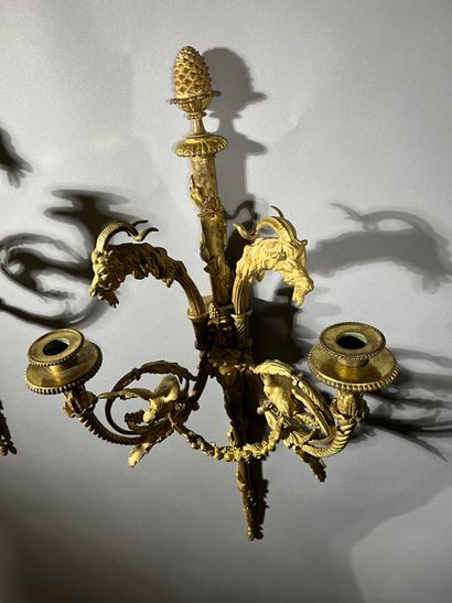 Paire d'appliques aux têtes de bouc, à deux...