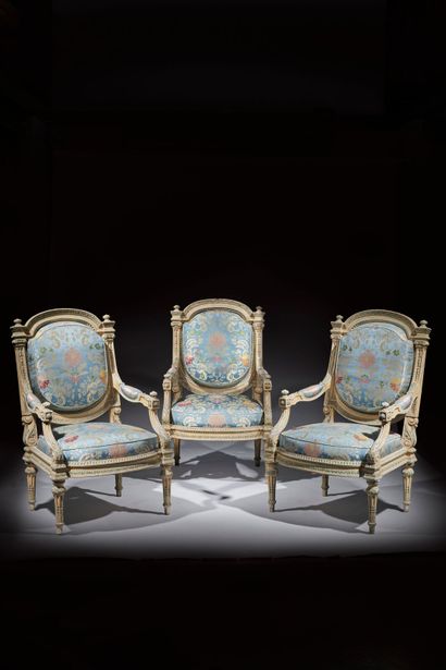 Suite de trois fauteuils à châssis en bois...