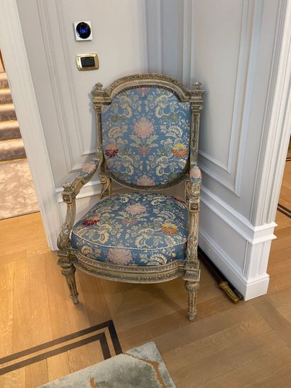 Suite de trois fauteuils à châssis en bois...