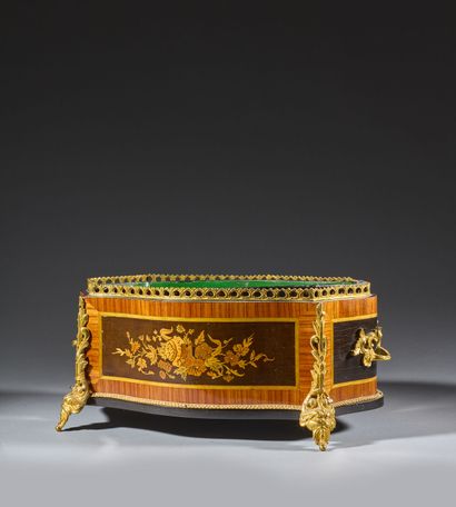 Jardinière en marqueterie de fleurs et bronze...