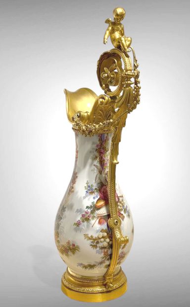 Grande aiguière de forme balustre en porcelaine...