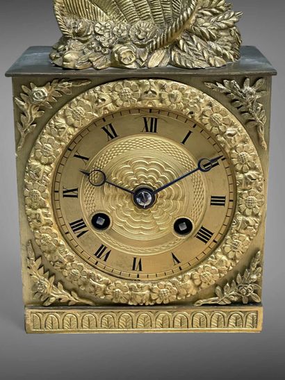 Pendule en bronze doré à décor de putti,...