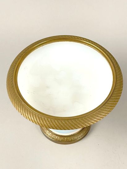 Paire de coupes en opaline blanche, la monture...