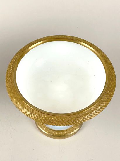 Paire de coupes en opaline blanche, la monture...