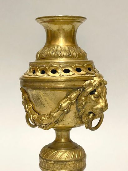 Paire de flambeaux formant pot-pourri en...