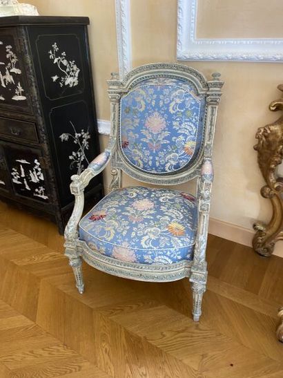 Suite de trois fauteuils à châssis en bois...
