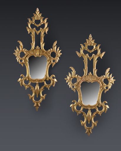 Paire de miroirs en bois doré à décor ajouré...