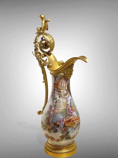 Grande aiguière de forme balustre en porcelaine...