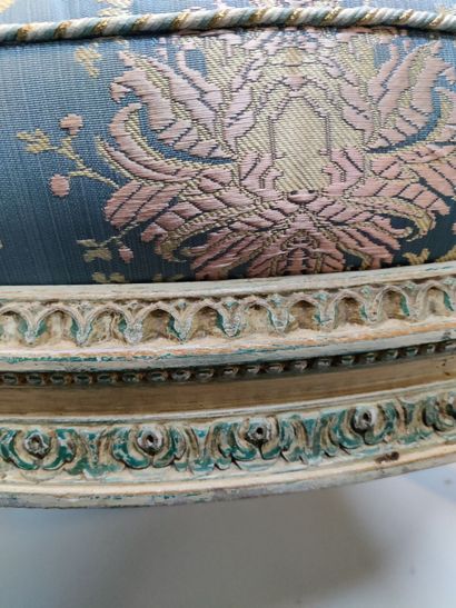 Suite de trois fauteuils à châssis en bois...