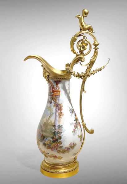 Grande aiguière de forme balustre en porcelaine...