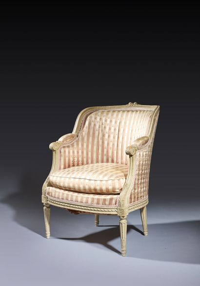Bergère en bois laqué crème mouluré et sculpté...