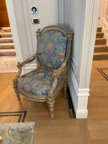 Suite de trois fauteuils à châssis en bois...