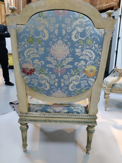 Suite de trois fauteuils à châssis en bois...