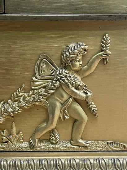 Pendule en bronze doré à décor de putti,...