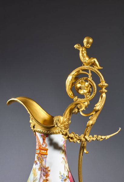 Grande aiguière de forme balustre en porcelaine...