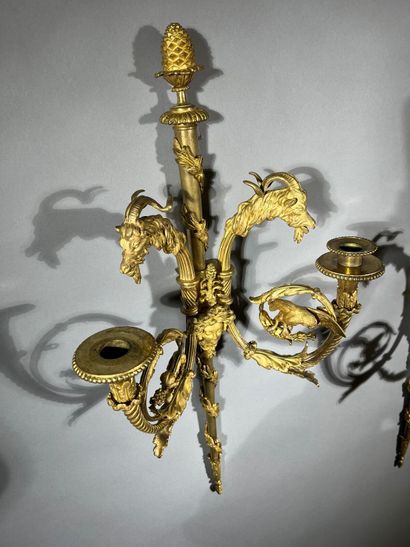 Paire d'appliques aux têtes de bouc, à deux...