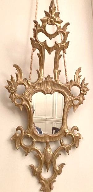 Paire de miroirs en bois doré à décor ajouré...