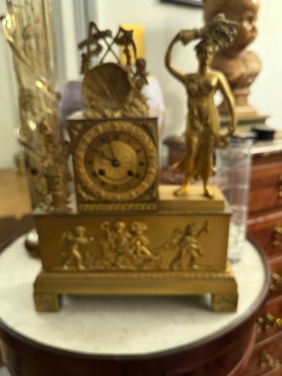 Pendule en bronze doré à décor de putti,...