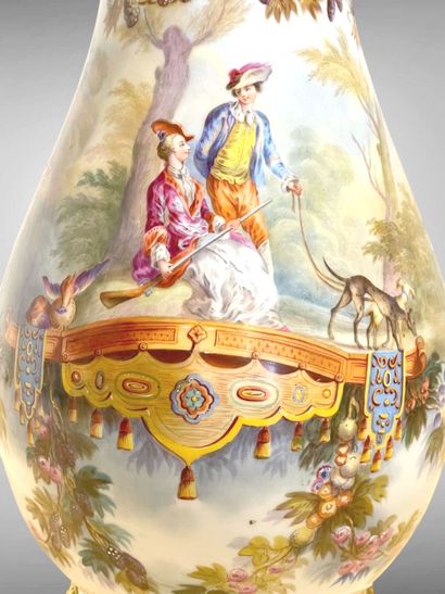 Grande aiguière de forme balustre en porcelaine...