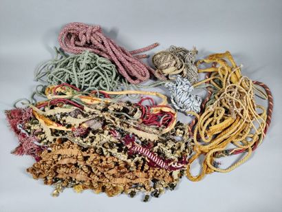Important ensemble de passementerie dont...