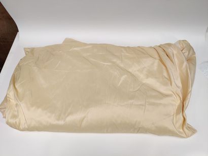 Deux importantes pièces de tissu taffetas...