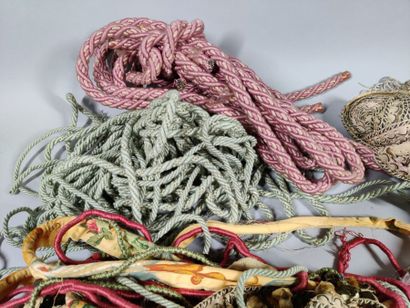 Important ensemble de passementerie dont...