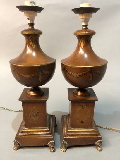 Paire de pieds de lampe en tôle peinte à...
