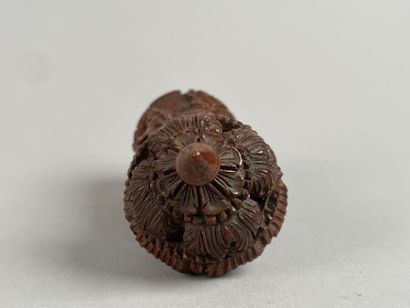 Étui couvert en noix de corozo, sculpté en...