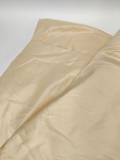 Deux importantes pièces de tissu taffetas...