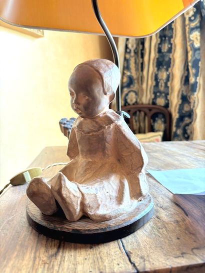 Berthe SAVIGNY (1882-1958).
Enfant assis.
Terre...