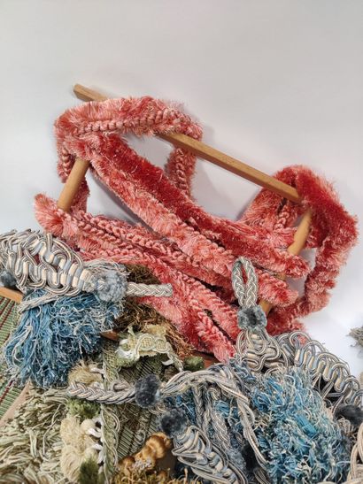 Important ensemble de passementerie dont...