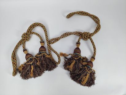 Quatre paires d'embrases à glands, les jupes...