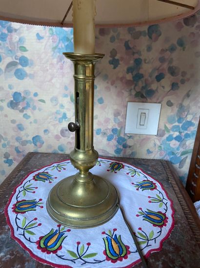 Trois bougeoirs en laiton, montés en lampe....