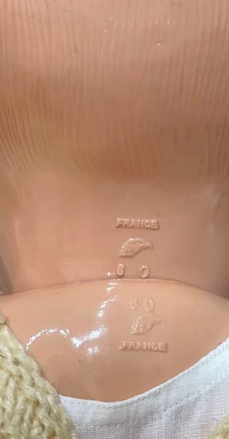 Deux poupées et deux cartons de vêtements...