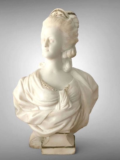 D'après Augustin PAJOU.
Buste de la Reine...