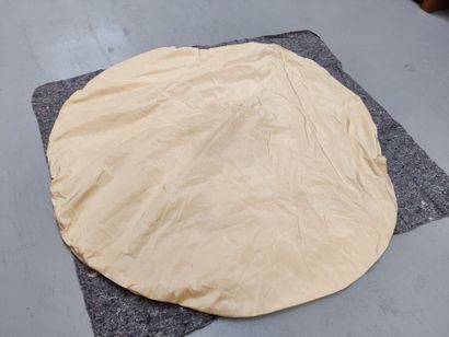 Deux importantes pièces de tissu taffetas...