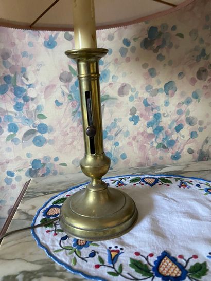 Trois bougeoirs en laiton, montés en lampe....