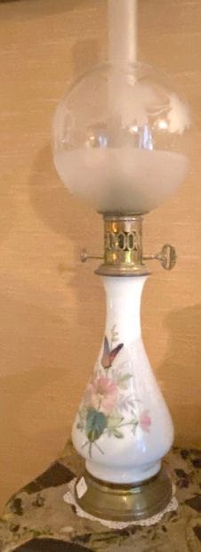 Réunion de quatre lampes à pétrole en porcelaine...