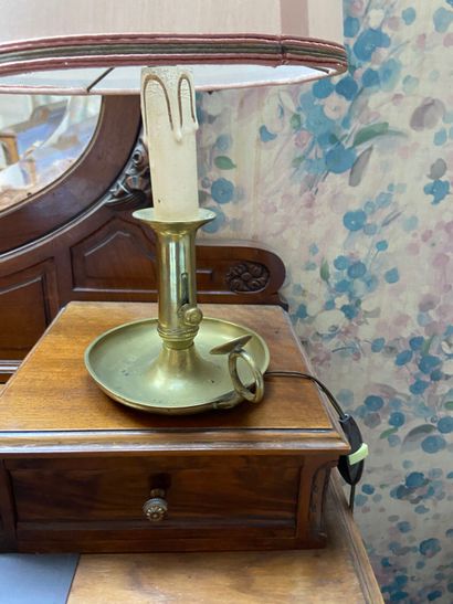 Trois bougeoirs en laiton, montés en lampe....